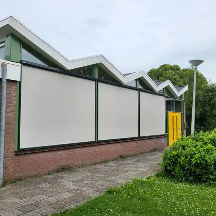 Drie lichte zipscreens aan een gevel in Hendrik-Ido-Ambacht