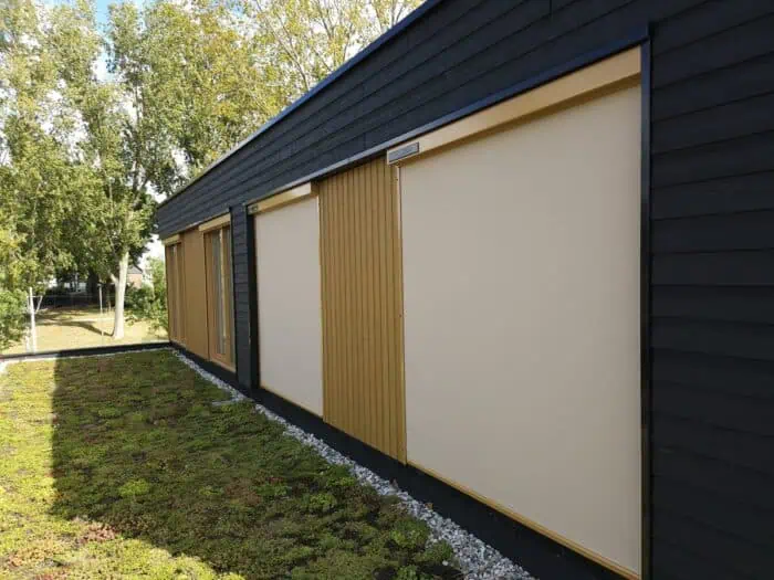 Lichte solar zipscreens aan een houten gevel in Rotterdam