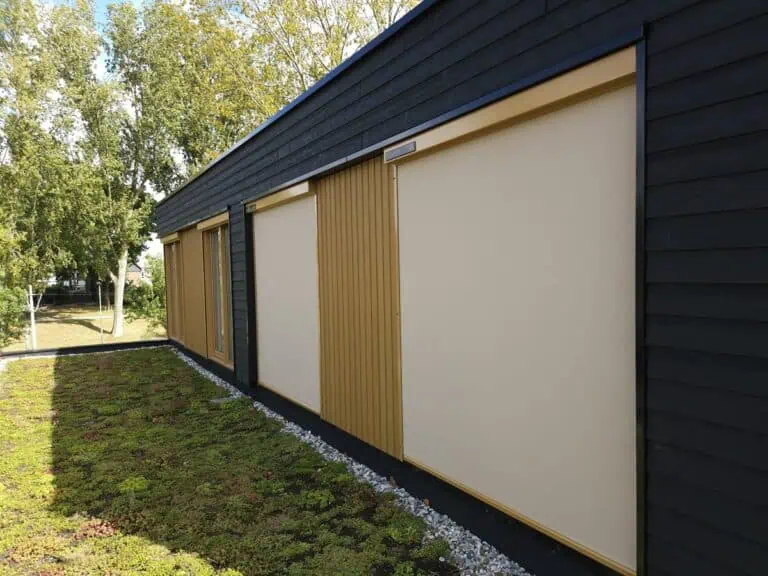 Lichte solar zipscreens aan een houten gevel in Rotterdam