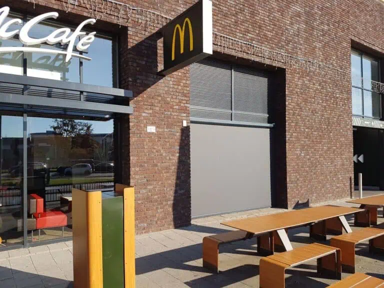 Zipscreens bij McDonald's in Rotterdam